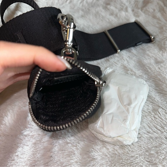 Prada re-edition strap pouch - Picture 9 of 11